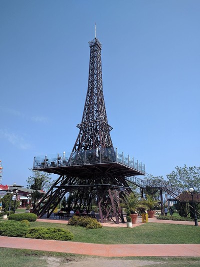 Eiffel Tower Replicas - © Attention Deficit Disorder Prosthetic Memory Program