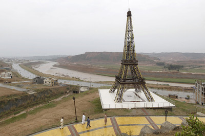 Eiffel Tower Replicas - © Attention Deficit Disorder Prosthetic Memory Program