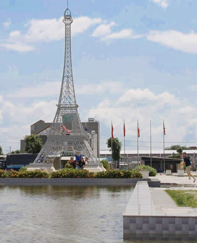 Eiffel Tower Replicas - © Attention Deficit Disorder Prosthetic Memory Program