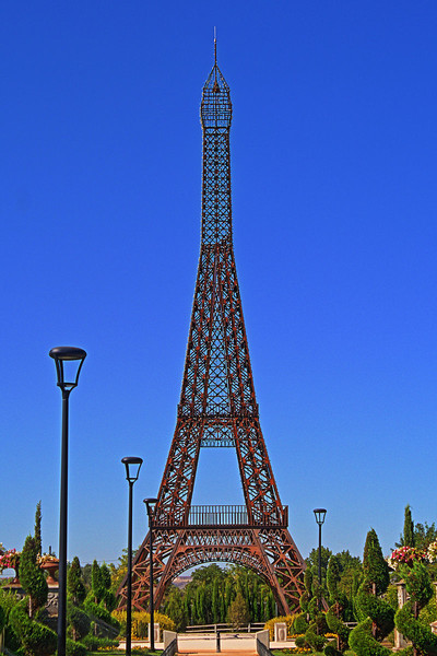 Eiffel Tower Replicas - © Attention Deficit Disorder Prosthetic Memory Program