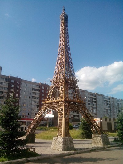 Eiffel Tower Replicas - © Attention Deficit Disorder Prosthetic Memory Program