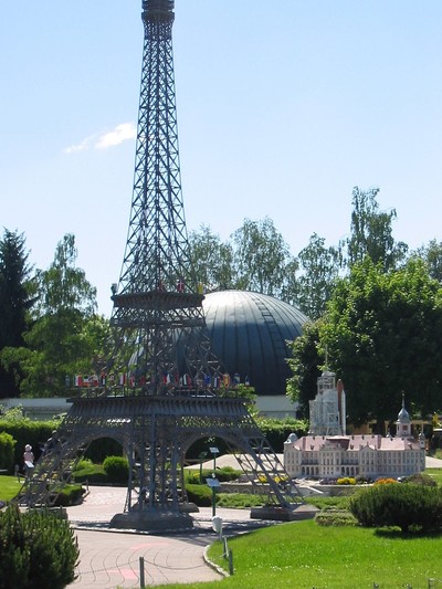 Eiffel Tower Replicas - © Attention Deficit Disorder Prosthetic Memory Program