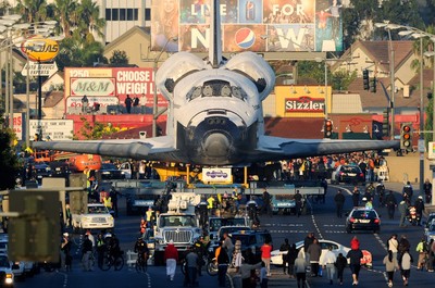 Shuttle Endeavor in the streets of Los Angeles - © Attention Deficit Disorder Prosthetic Memory Program